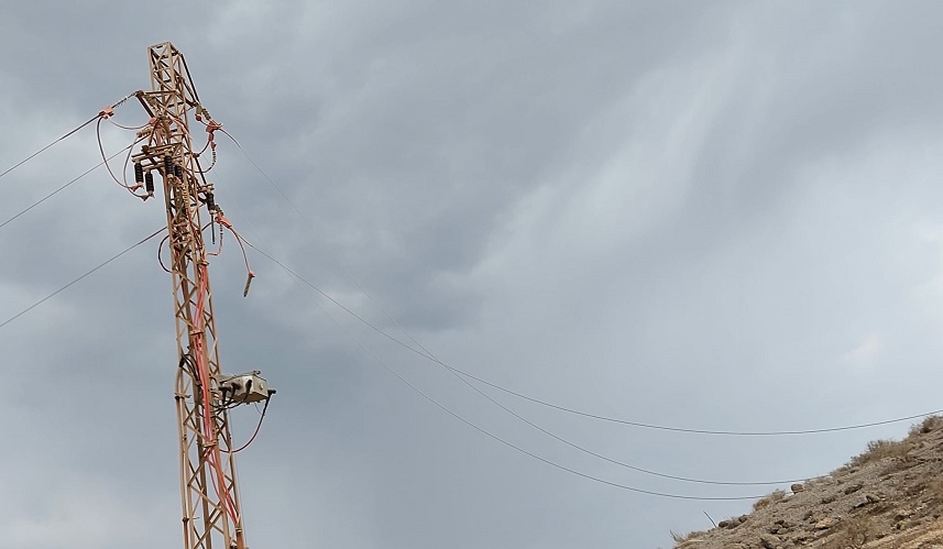 Cables del tendido eléctrico sueltos tras el incidente con el molino.