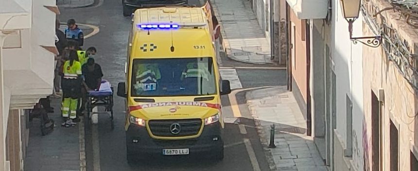 Los agentes de la Policía Local llegaron en seguida y recabaron los datos necesarios para localizar a la persona que se dio a la fuga