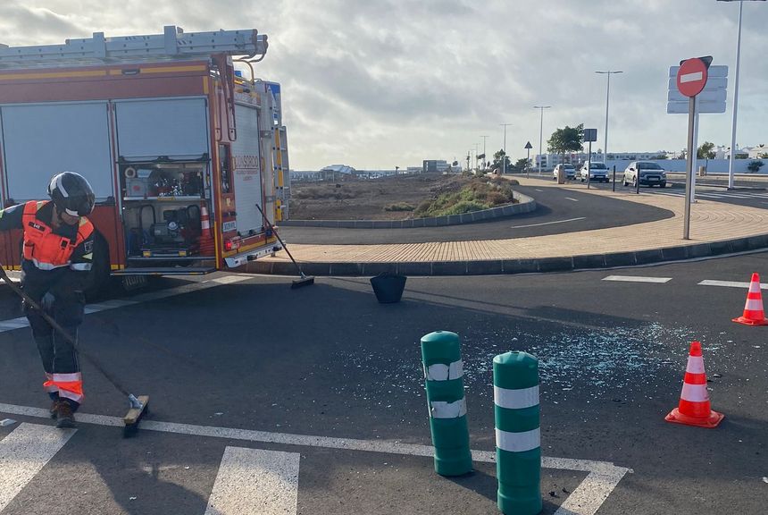 Los bomberos tuvieron que recoger los restos del accidente.