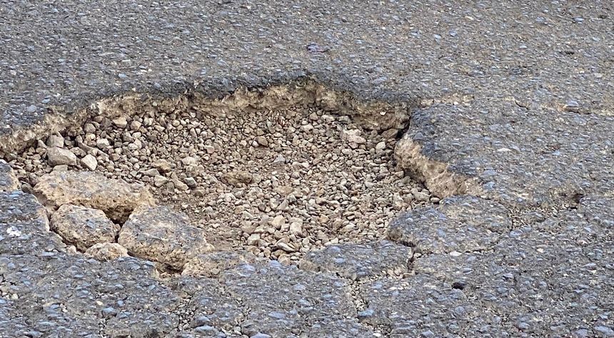 Uno de los enormes cráteres que hay en la parte de la carretera que pertenece a Arrecife.