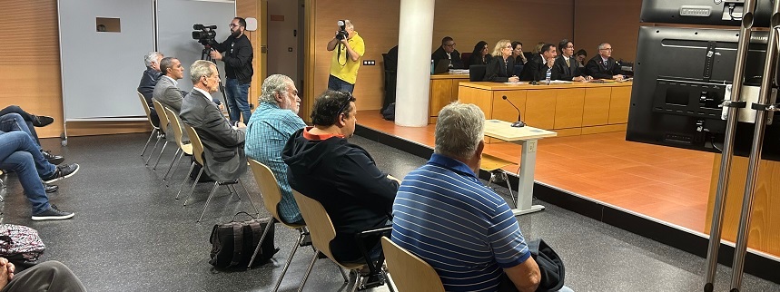 Los acusados por la última pieza del caso Montecarlo ante el juez instantes previos a la posterior suspensión.