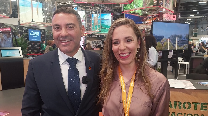 Oswaldo Betancort junto a la consejera de Turismo del Gobierno de Canarias.