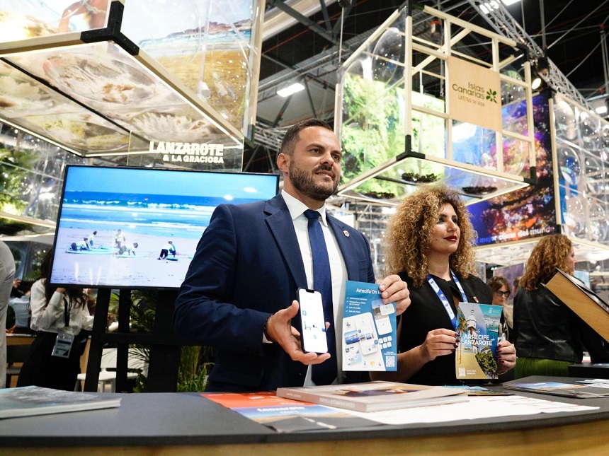 Presentación de la guía turística de Arrecife. El alcalde y la concejala de Turismo la muestran a los agentes turísticos durante FITUR. Con código QR