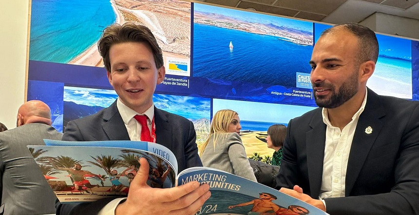 Daniel Medina junto a representante de Jet2