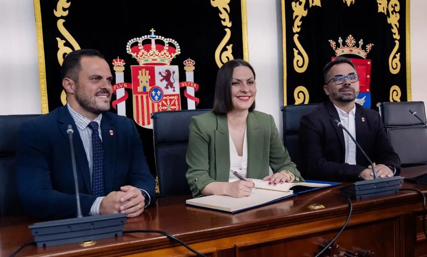 Visita oficial de la consejera de Universidades, Ciencia e Innovación, y Cultura del Gobierno de Canarias al Ayuntamiento de Arrecife. Firma en el libro de honor