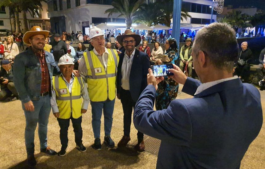 Los falsos Yonathan de León y Jacobo Medina posando con el original y retratados por el falso Severino Betancort.