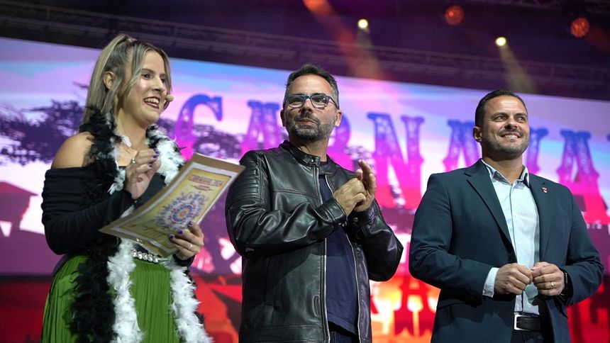 Paola Delgado junto al concejal de Fiestas y al alcalde