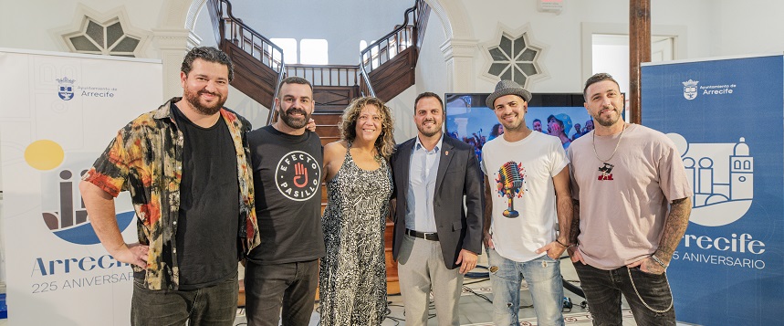 El alcalde de Arrecife junto a Rosana y Efecto Pasillo, hoy en la presentación