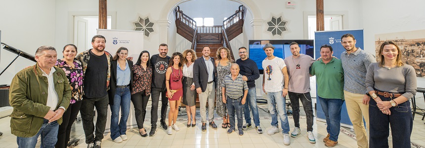 Grupo de Gobierno, participantes en el vídeoclip, junto al alcalde de Arrecife con Rosana y Efecto Pasillo