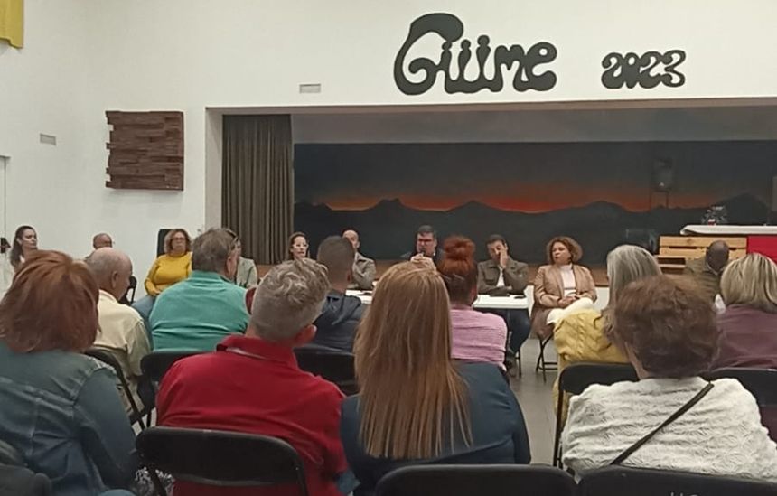 Uno de los instantes del encuentro de los vecinos con el grupo de gobierno de San Bartolomé