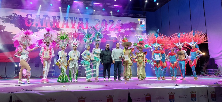 Entrega de placas de manos del alcalde y el concejal de Fiestas