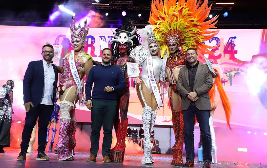 El concejal de Festejos, el alcalde de Arrecife y el presidente del Cabildo con las ganadoras.