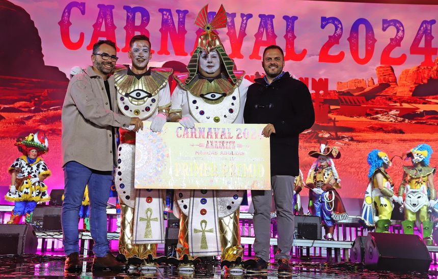 El concejal de Festejos y el alcalde de Arrecife entregaron el premio a la murga ganadora