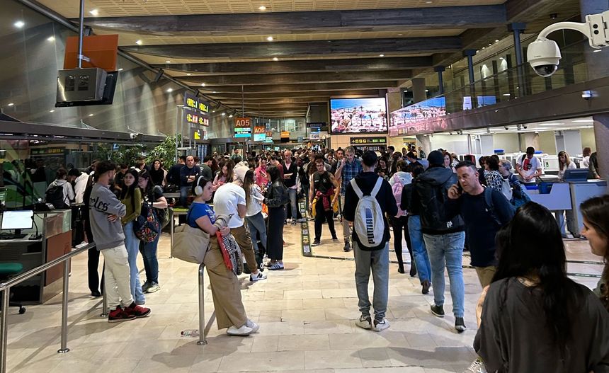 La gente desesperada esperando por la información que no ha llegado en ningún momento