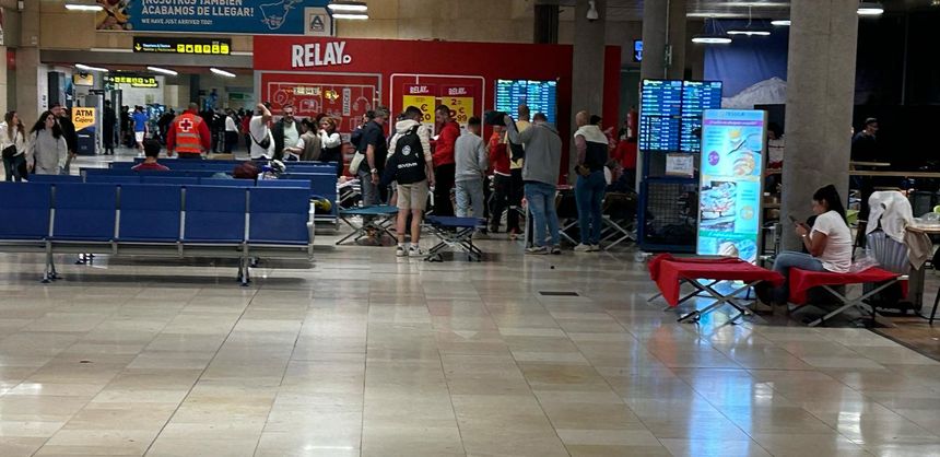 Momento en el que instalan las camas para la gente que no pudo salir de la terminal.
