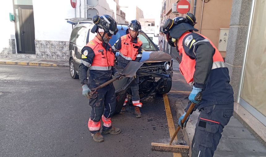 Los bomberos se emplearon a fondo para dejar la zona en su estado original