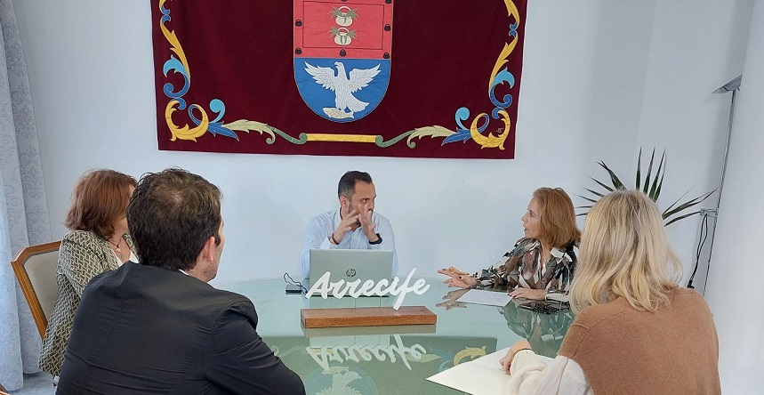 El alcalde de Arrecife, Yonathan de León,mantiene una reunión de trabajo con directivos de la Federación Turística de Lanzarote