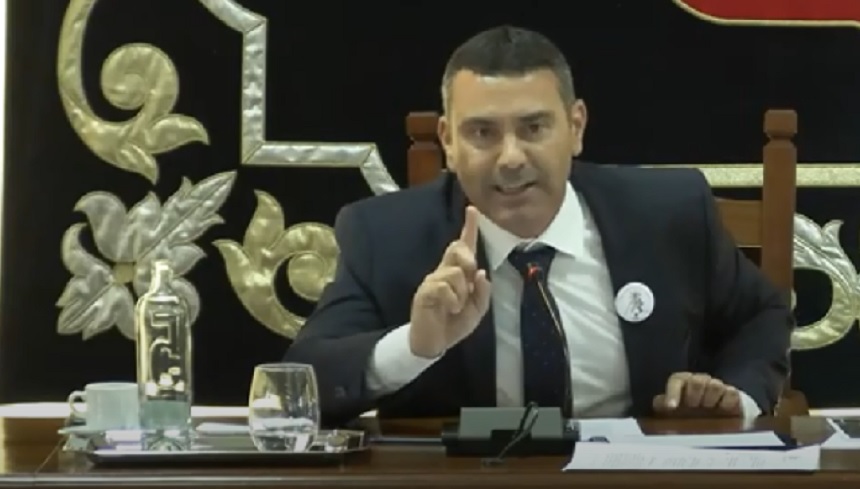 Oswaldo Betancort durante su respuesta a María Dolores Corujo.
