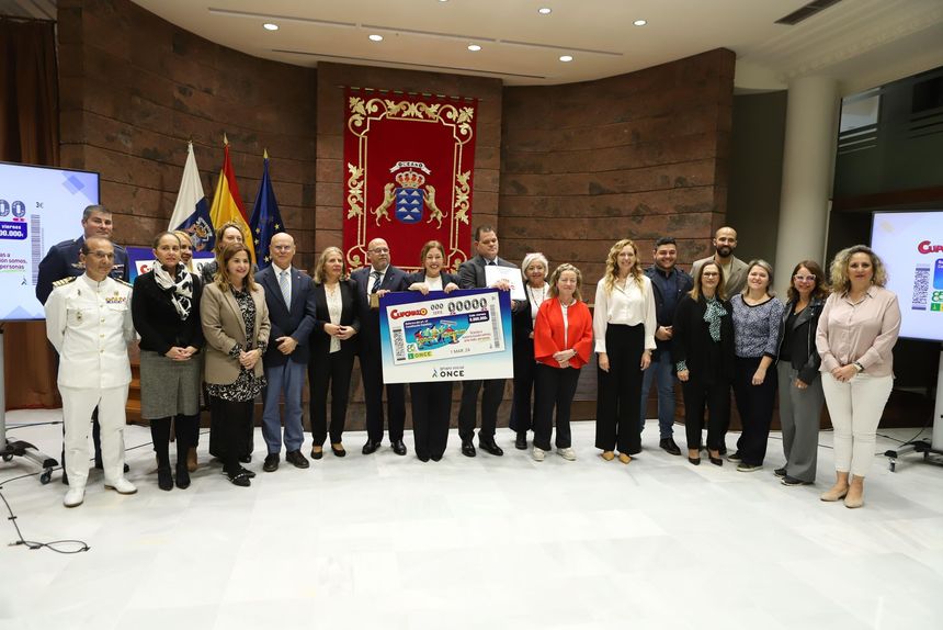 Acto con representantes de la ONCE y otras autoridades.