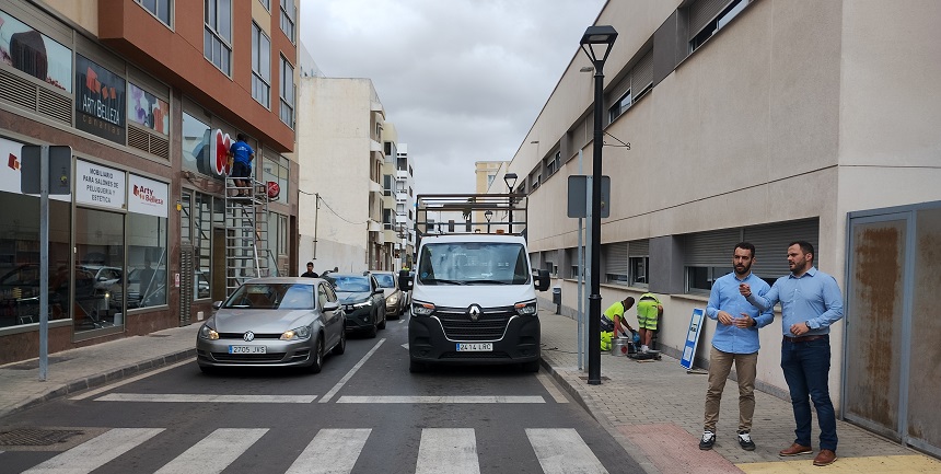 Instalación de la nueva señalética. La calle Eugenio D'ors cambiará el sentido del tráfico y se dota un carril para estacionamiento. El alcalde y el concejal de Movilidad visitan hoy la zona 