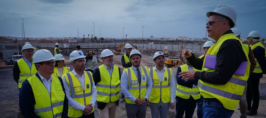 Representantes del Gobierno canario, del Cabildo y del Ayuntamiento de Arrecife atentos a las explicaciones del técnico de la obra.