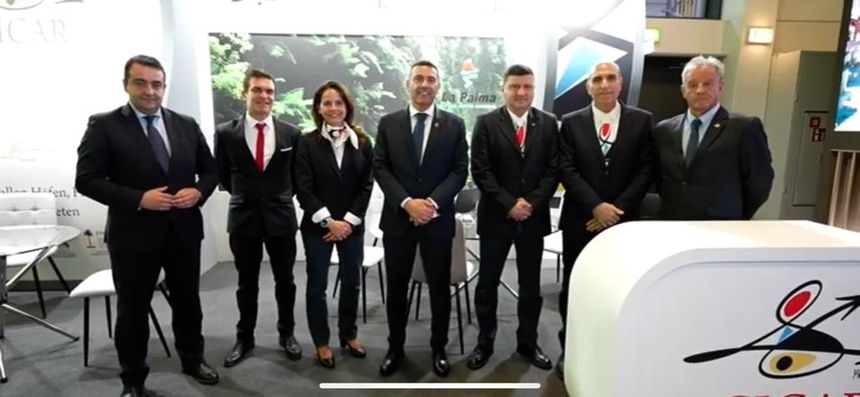 Los representantes de la empresa con el presidente del Cabildo, el gerente de la Sociedad de Promoción y el presidente de la Cámara de Comercio.