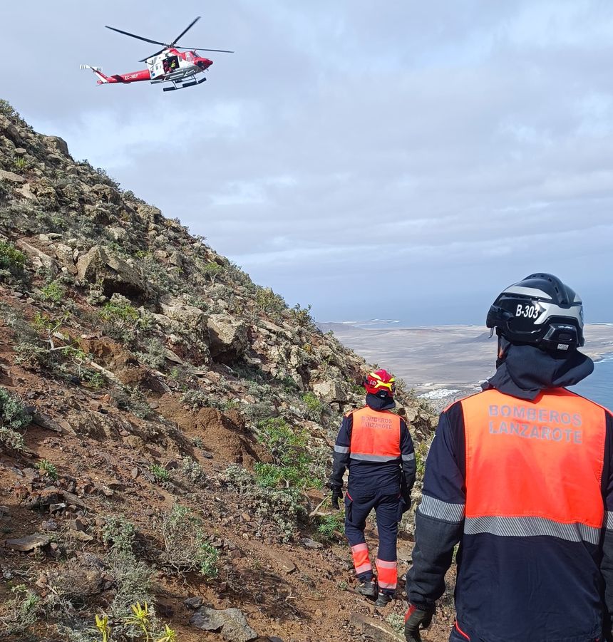 Además de los bomberos a pie fue necesario el uso del helicóptero del GES
