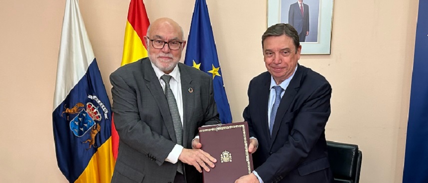 El ministro de Agricultura, Pesca y Alimentación, Luis Planas, escenificando la firma del proyecto junto a el presidente de la Sociedad Mercantil Estatal de Infraestructuras Agrarias (SEIASA), Francisco Rodríguez Mulero.