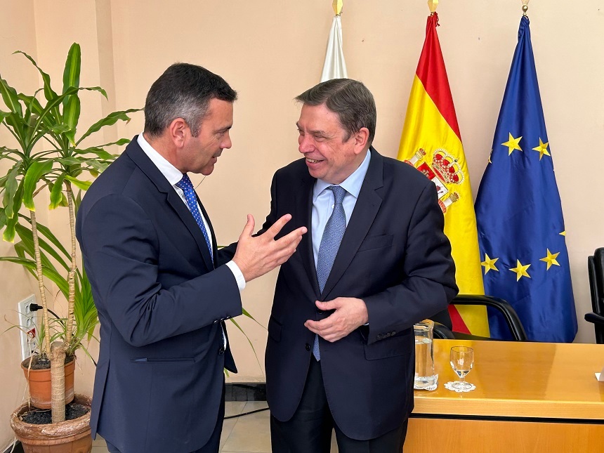 Oswaldo Betancort junto al ministro Planas.