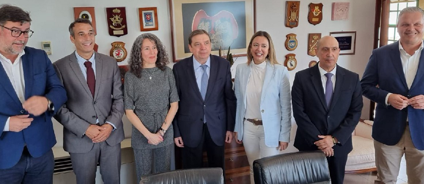 Representantes socialistas junto al ministro Planas.