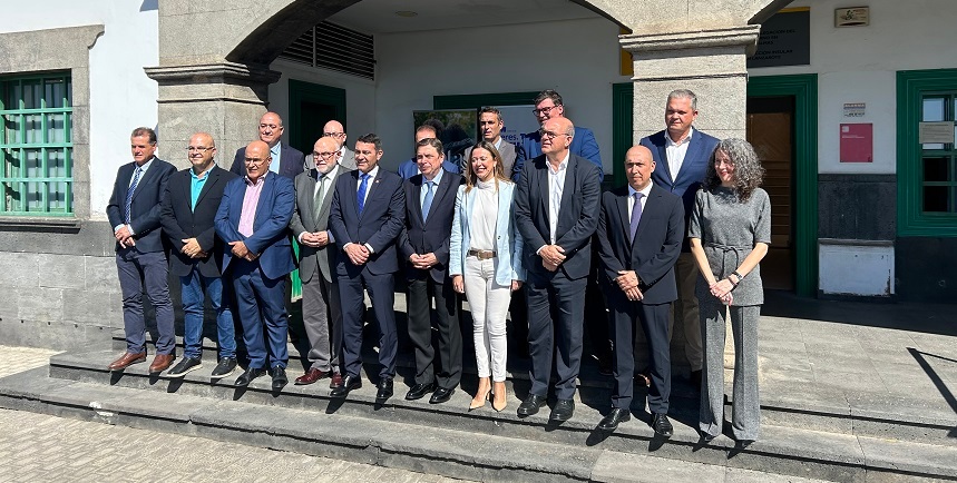 Representantes públicos de Lanzarote junto al ministro y el presidente de la SEIASA.