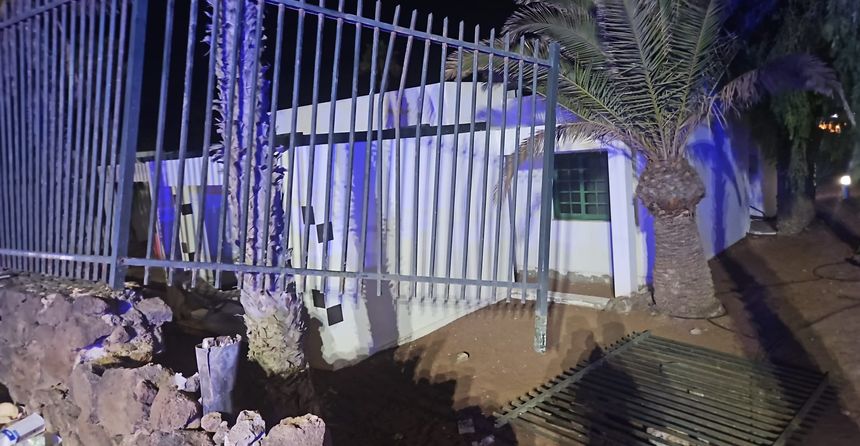 Así quedó la valla contra la que chocó el vehículo