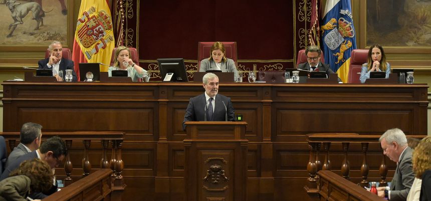 Clavijo con los componentes de la Mesa del Parlamento detrás.