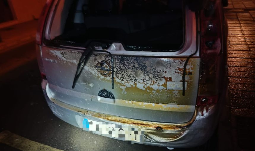 Vehículo afectado por el fuego en la calle Nicaragua.