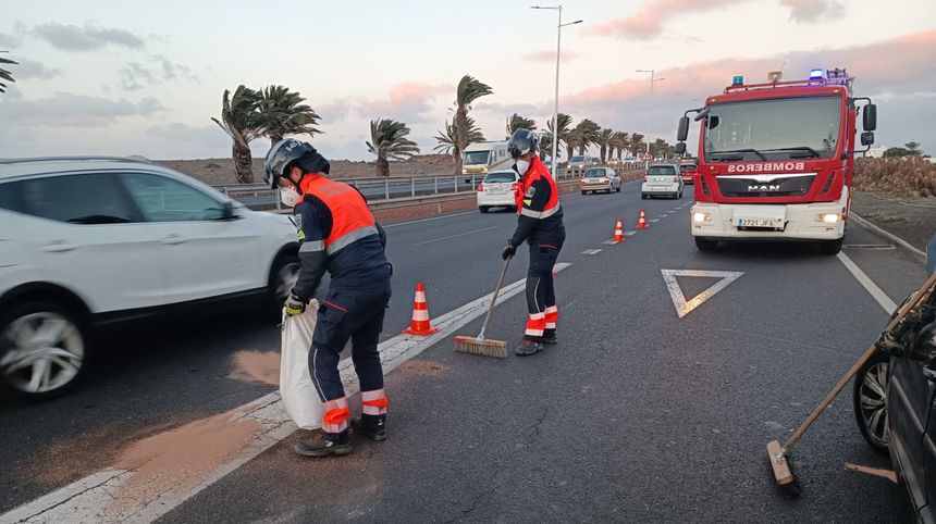 Los bomberos tuvieron que limpiar la calzada