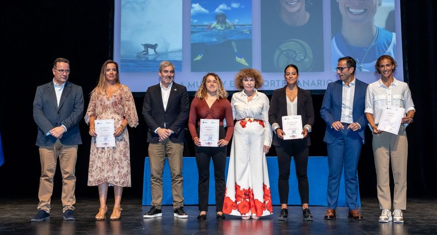 El presidente del Gobierno entregando algunos galardones