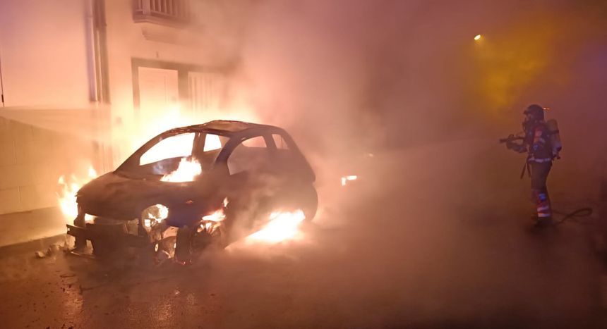Otro de los coches afectados en la calle El Vicente.