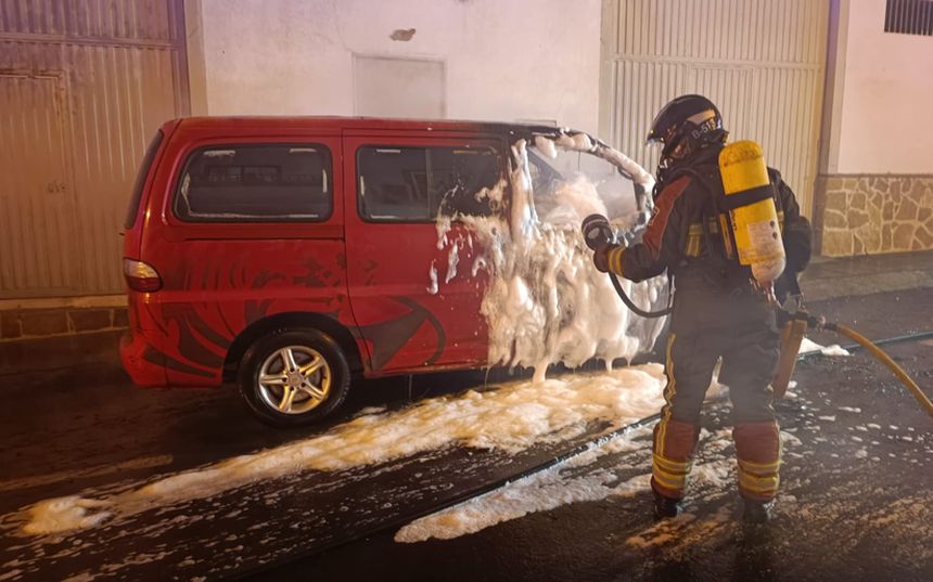 Uno de los bomberos del Consorcio de Seguridad y Emergencias en el incendio de Arrecife.