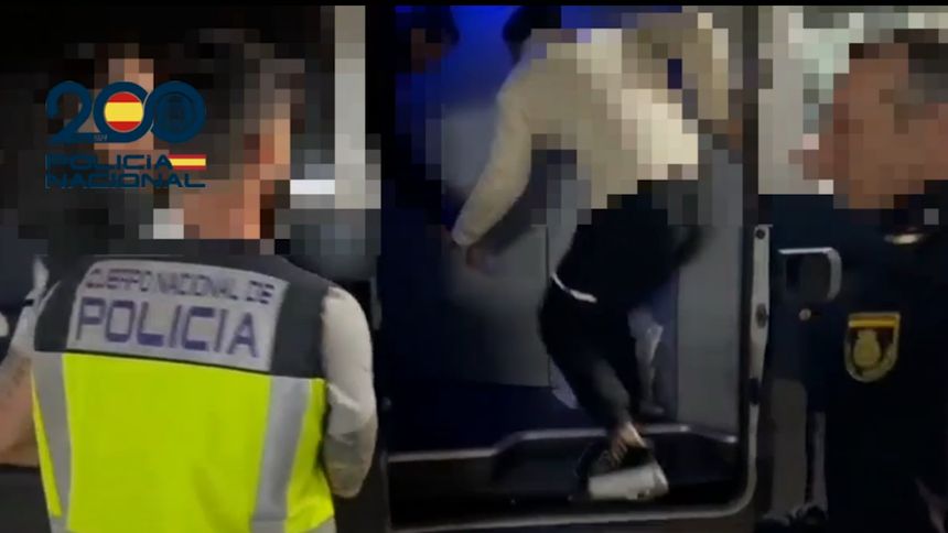 Uno de los detenidos sube al furgón policial.