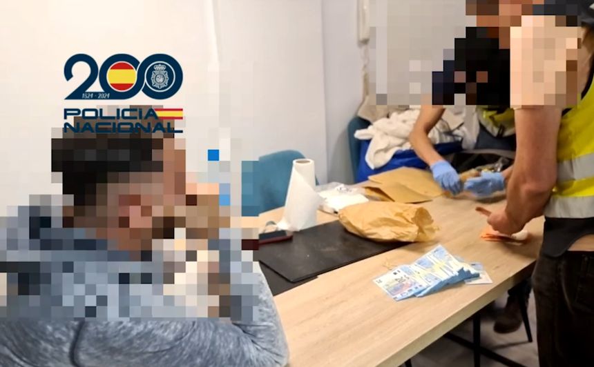 La Policía recuenta dinero en presencia de uno de los detenidos.