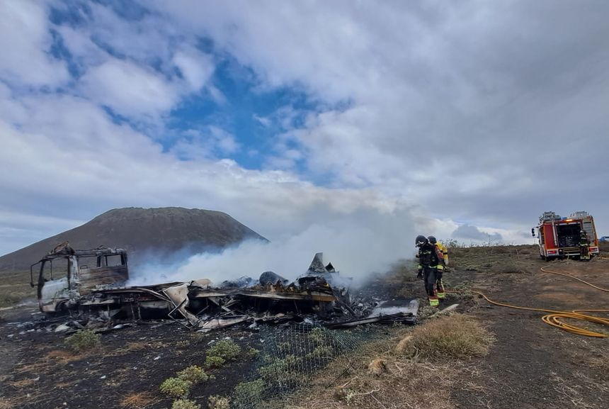 Incendio de un vehículo en Ye.