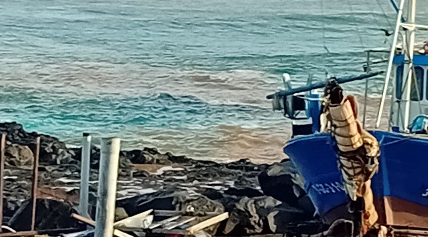 En el mar, según esta imagen que envía a Crónicas un marinero de La Santa, se aprecia el impacto del agua de lluvia en el color marrón que ha aparecido por todas partes