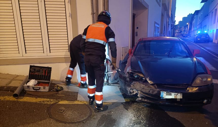Los bomberos tuvieron que arreglar los cables de la farola siniestrada
