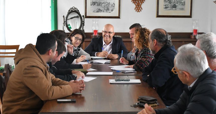 Imagen de la reunión que han mantenido con Luis Arráez.