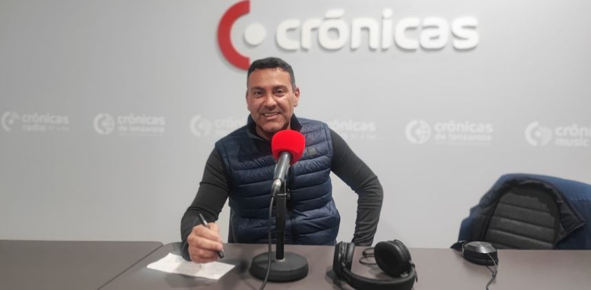 Oswaldo Betancort en el estudio de Crónicas Radio
