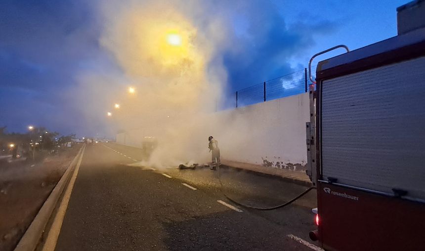 Imagen del momento en el que el bombero apaga el fuego
