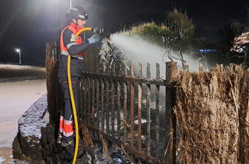 Los bomberos tuvieron que intervenir rápido para impedir que se quemara el jardín de un hotel de la zona.