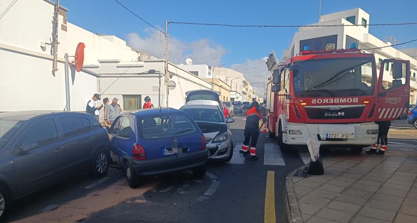 Los bomberos tuvieron que acudir al lugar del siniestro para restituir la vía y evitar otros accidentes