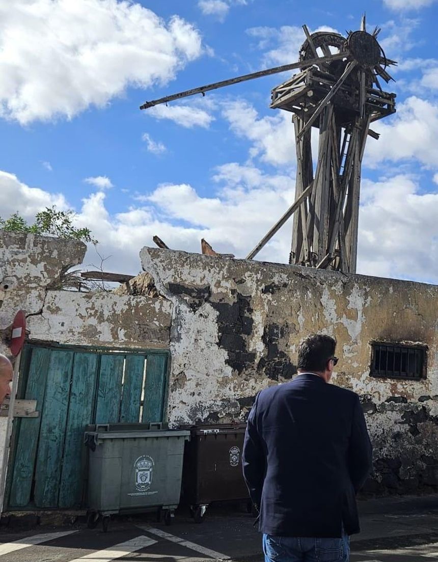 Isidro Pérez contemplando un viejo molino de su municipio.