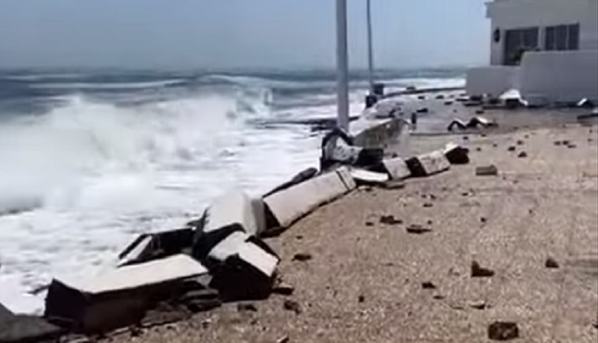 Imagen de cómo estaba este martes al mediodía, mucho antes de la alerta decretada por el Gobierno, parte del paseo de Playa Honda.